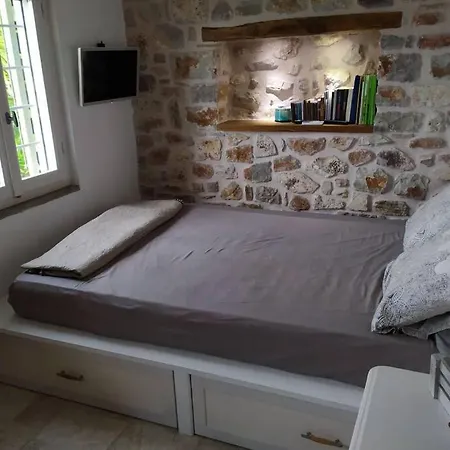 Klovino House بيت للعطل Douvia